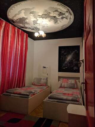 Хостелы Freeborn Hostel Тимишоара Двухместный номер с 2 отдельными кроватями и общей ванной комнатой-1